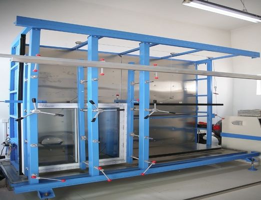Tre apparecchiature per la prova delle prestazioni per porte e finestre