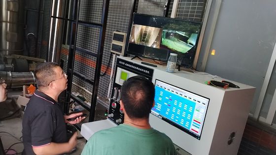 Laboratorio di prova esegue il test di resistenza alla propagazione verticale della fiamma sui conduttori, apparecchiature di prova