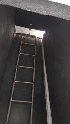 Laboratorio di prova esegue il test di resistenza alla propagazione verticale della fiamma sui conduttori, apparecchiature di prova